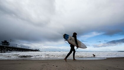 Cerraron una popular playa en California tras el ataque de un tiburón a un surfista