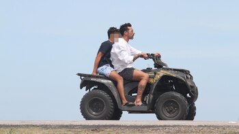 El Pocho circulando en cuatriciclo