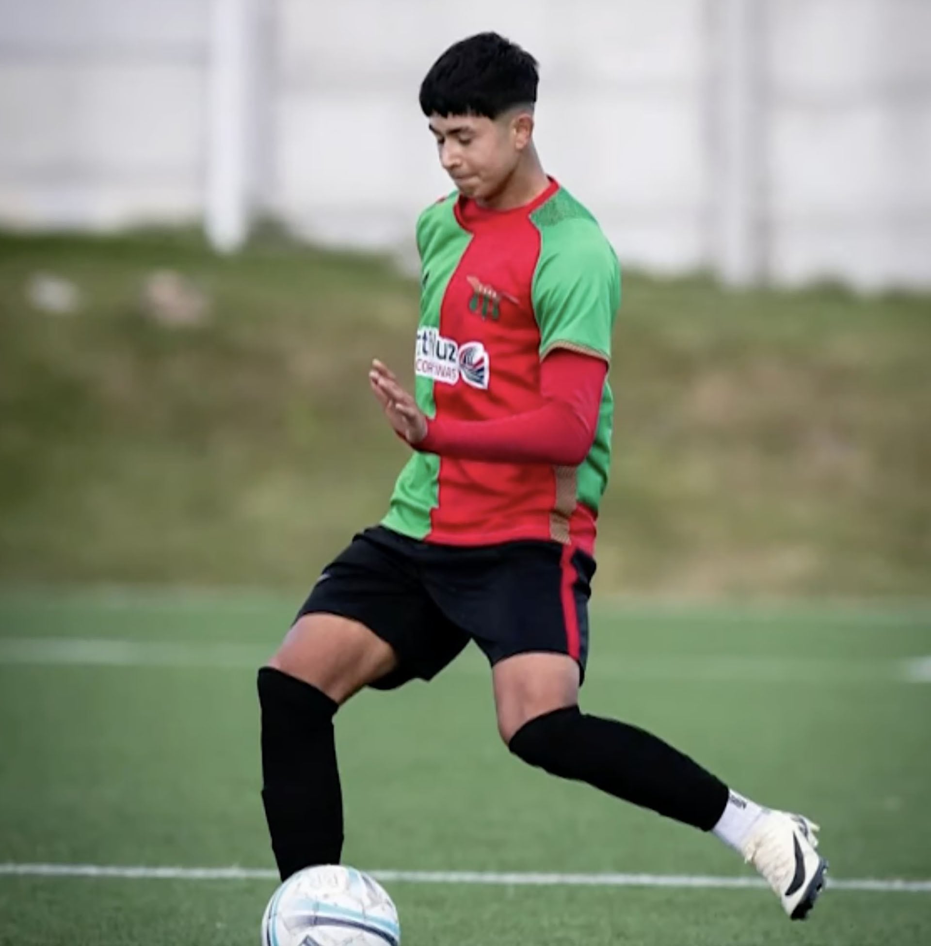 El futbolista Mateo Estigarribia fue herido de bala en el barrio Flor de Maroñas de Montevideo (Captura Telenoche/Canal 4)