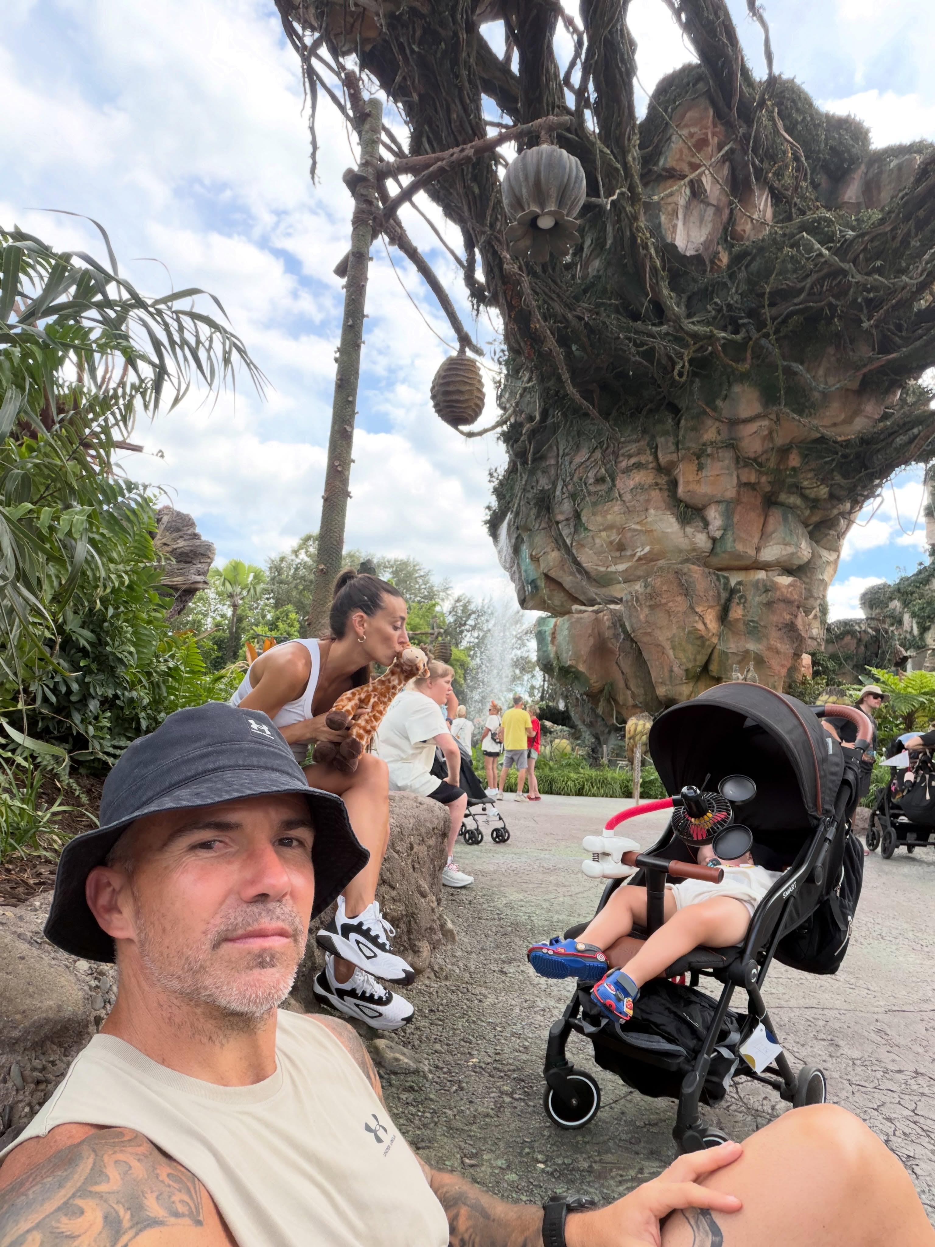 Guido Mazzoni posa junto a Sol Pérez y su hijo Marco durante un paseo familiar en el parque temático Disney.