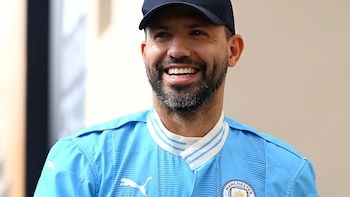 El singular atuendo del Kun Aguero en la Formula 1