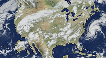 Mapa satelital de Estados Unidos con divisiones estatales y nubes sobre la masa terrestre y océanos, incluye una formación nubosa en espiral en el Atlántico.