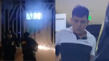 Dos policías con uniformes oscuros cortan una reja metálica generando chispas; a la derecha, un hombre joven de polo blanco y negro mira hacia abajo