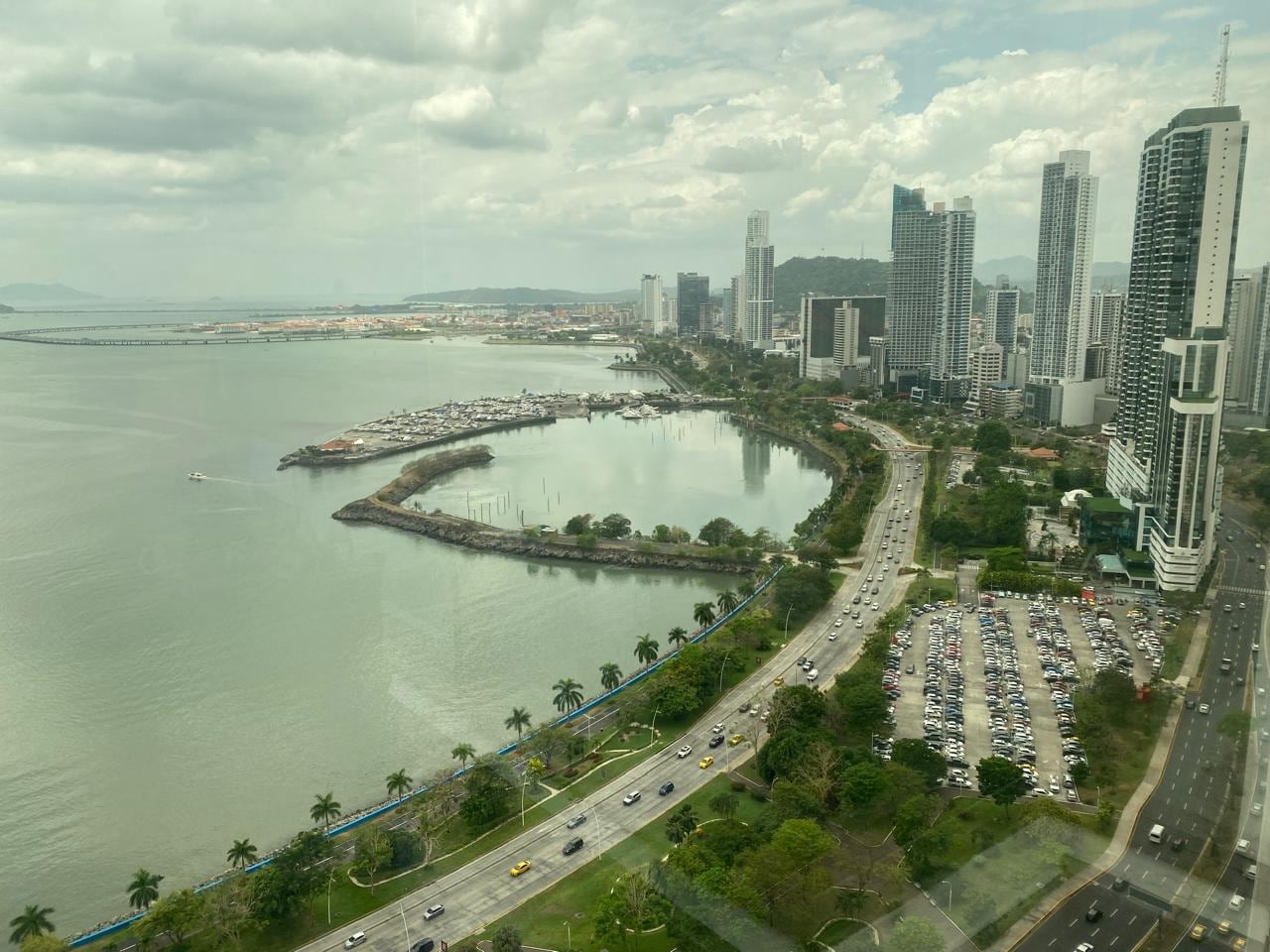 El pago de intereses superó los $1,000 millones en el primer trimestre, presionando el gasto público. Alex Hernández