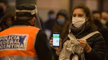 Una mujer muestra su permiso