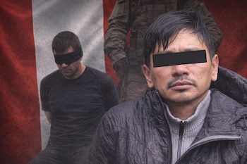 Hombre con los ojos cubiertos por una barra negra, otro hombre con los ojos vendados, y una figura en uniforme de camuflaje con la bandera de Perú de fondo.