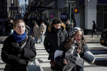 El clima extremo afecta actividades educativas y recreativas, con escuelas adaptando horarios y eligiendo espacios cerrados en Nueva York (REUTERS/Jeenah Moon)