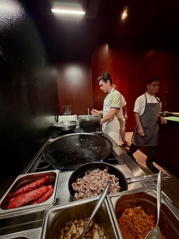 Colapinto cocinando tacos