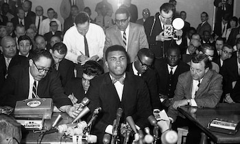 El médico Ferdie Pacheco advirtió el deterioro de los reflejos y del lenguaje de Muhammad Ali y recomendó su retiro, pero el boxeador decidió seguir compitiendo
