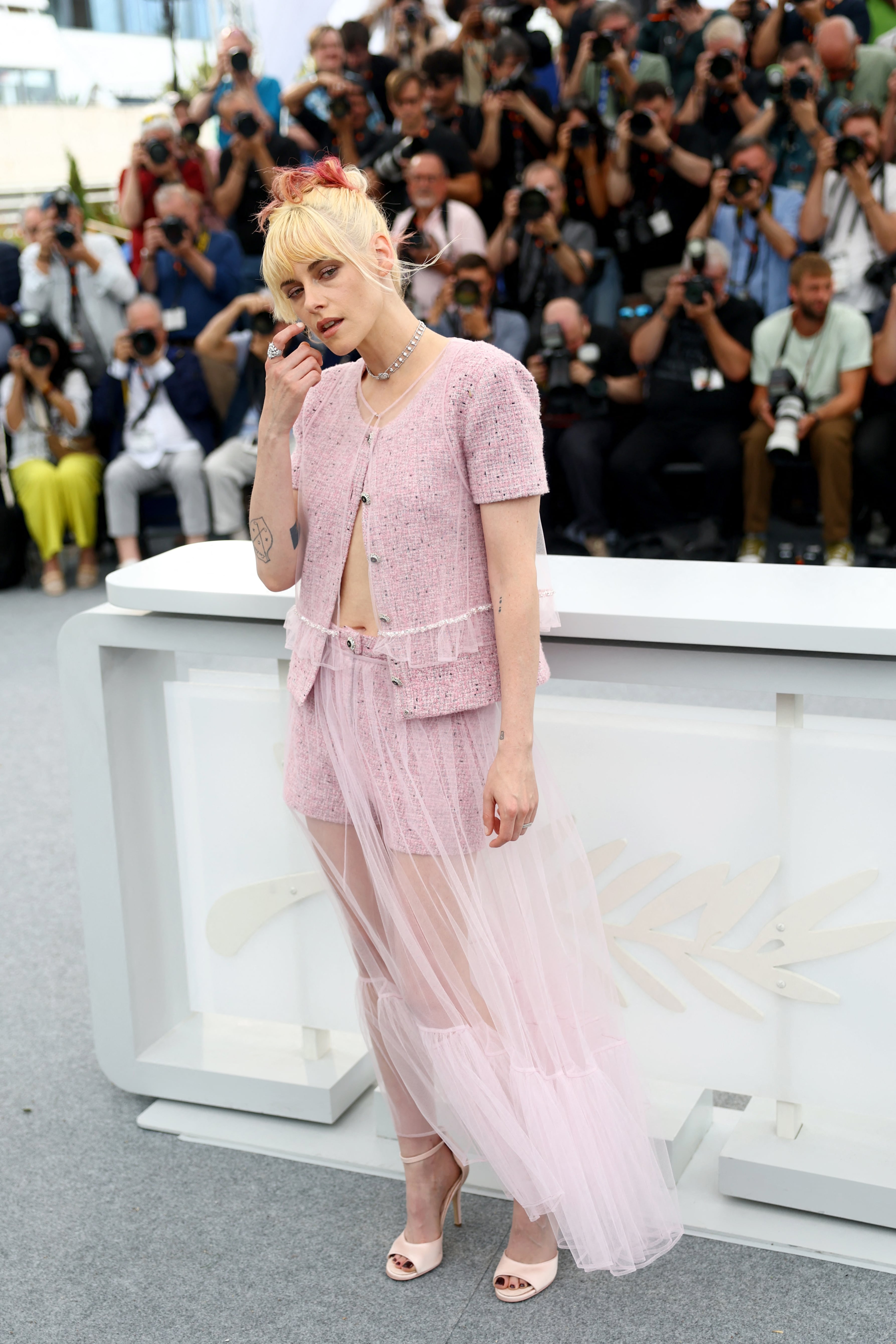 Volumen y color se encuentran en una dupla de tweed y tul, rematada con toques metálicos y peinado alto (REUTERS/Manon Cruz)