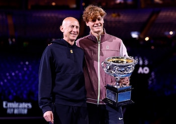 Sinner junto a su entrenador