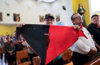 Un simpatizante de Ortega muestra