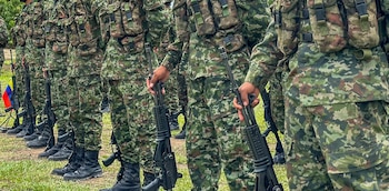 El Ministerio de Defensa retiró del servicio activo a 10 tenientes coroneles del Ejército Nacional mediante la Resolución 008016 del 6 de julio de 2026 - crédito @mindefensa/X