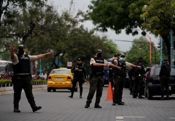 Un grupo de policías en medio de un operativo de controles a vehículos en busca de armas en Guayaquil, Ecuador. (Foto: REUTERS/Santiago Arcos/ARCHIVO).