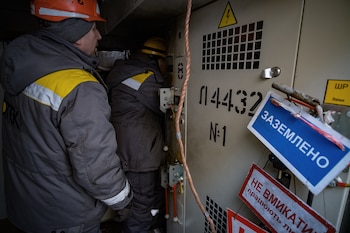 Empleados de la compañía de energía DTEK trabajan en una instalación eléctrica en Kiev este invierno, el 30 de enero de 2026 (EFE/EPA/MARIA SENOVILLA)