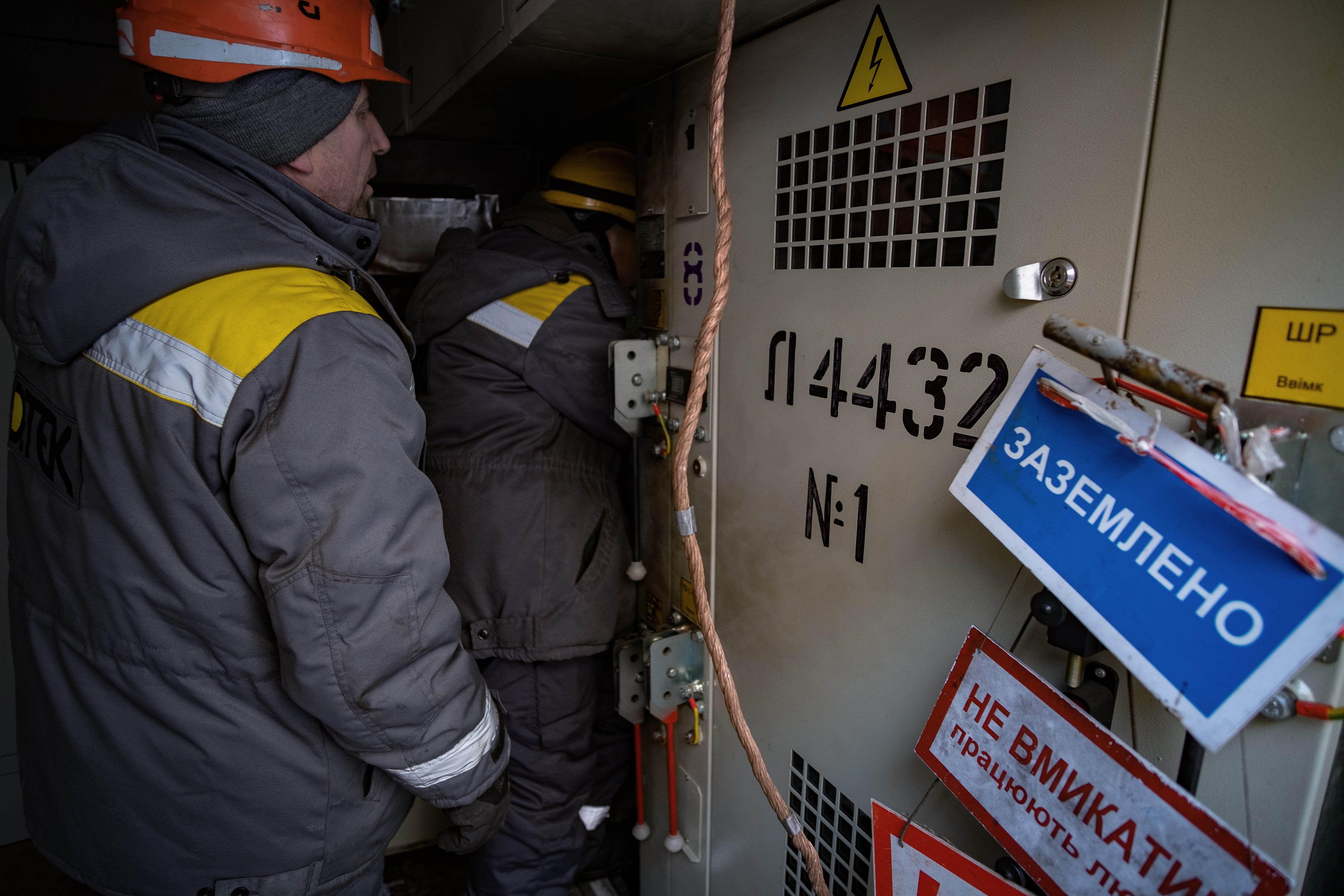 Empleados de la compañía de energía DTEK trabajan en una instalación eléctrica en Kiev este invierno, el 30 de enero de 2026 (EFE/EPA/MARIA SENOVILLA)