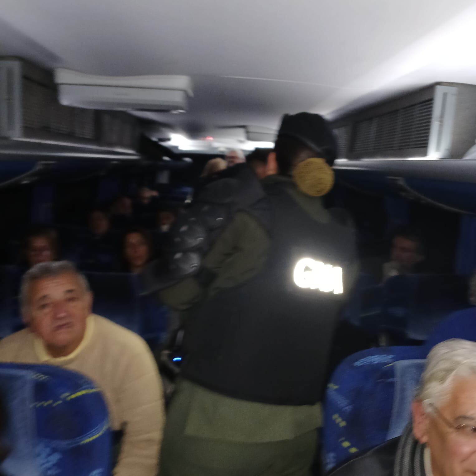 Controles de efectivos policiales en los colectivos que ingresan a la ciudad