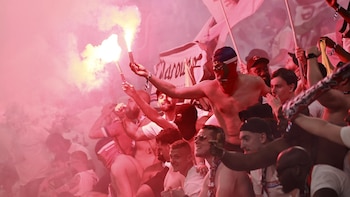 La celebración de los aficionados del PSG tras ganar la Champions se va de madre: un muerto, casi 800 detenidos y siete policías heridos