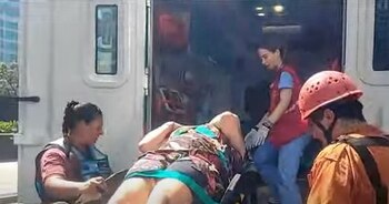 Así trasladaban a los heridos del desplome del ascensor en Monserrat (Captura Tv)
