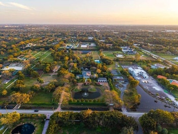La inmobiliaria Coldwell Banker puso a la venta la antigua mansión de Juan Gabriel en Florida por 38,9 millones de dólares (Instagram)