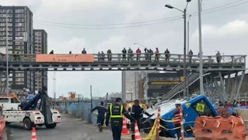 Motociclista grabó el volcamiento de un bus del Sitp en zona de obras en Bogotá y se detuvo a auxiliar a los pasajeros