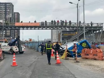 Las imágenes del siniestro muestran el bus del SITP volcado dentro de la excavación, rodeado por el operativo de emergencia - crédito Secretaría Movilidad