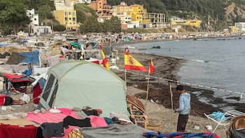 Detienen a 21 migrantes en la playa de Trampolín en Ceuta tras apedrear a una patrulla de militares y Guardia Civil: el tercer incidente en la última semana