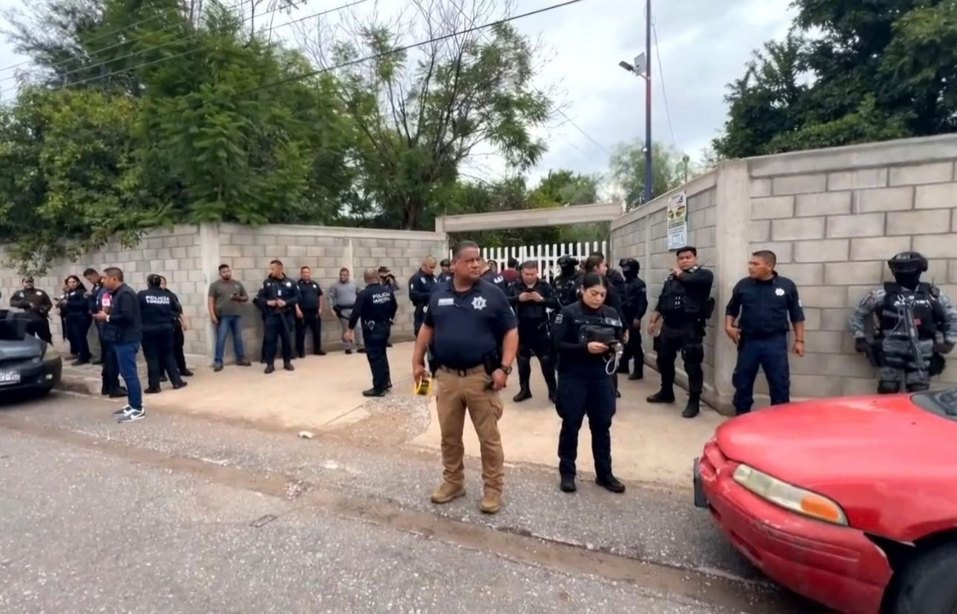 TORREÓN, COAHUILA, 01OCTUBRE2026.- Dos jóvenes irrumpieron en la escuela secundaria número 13, ubicada en el Ejido La Unión, y asesinaron a la subdirectora del plantel. Los agresores, hermanos y exalumnos de la escuela, también hirieron a otras tres personas, una de ellas de gravedad. El fiscal de Coahuila, Federico Fernández, informó que durante el ataque utilizaron armas blancas y una especie de petardos. Los agresores fueron aprehendidos. FOTO: CUARTOSCURO.COM