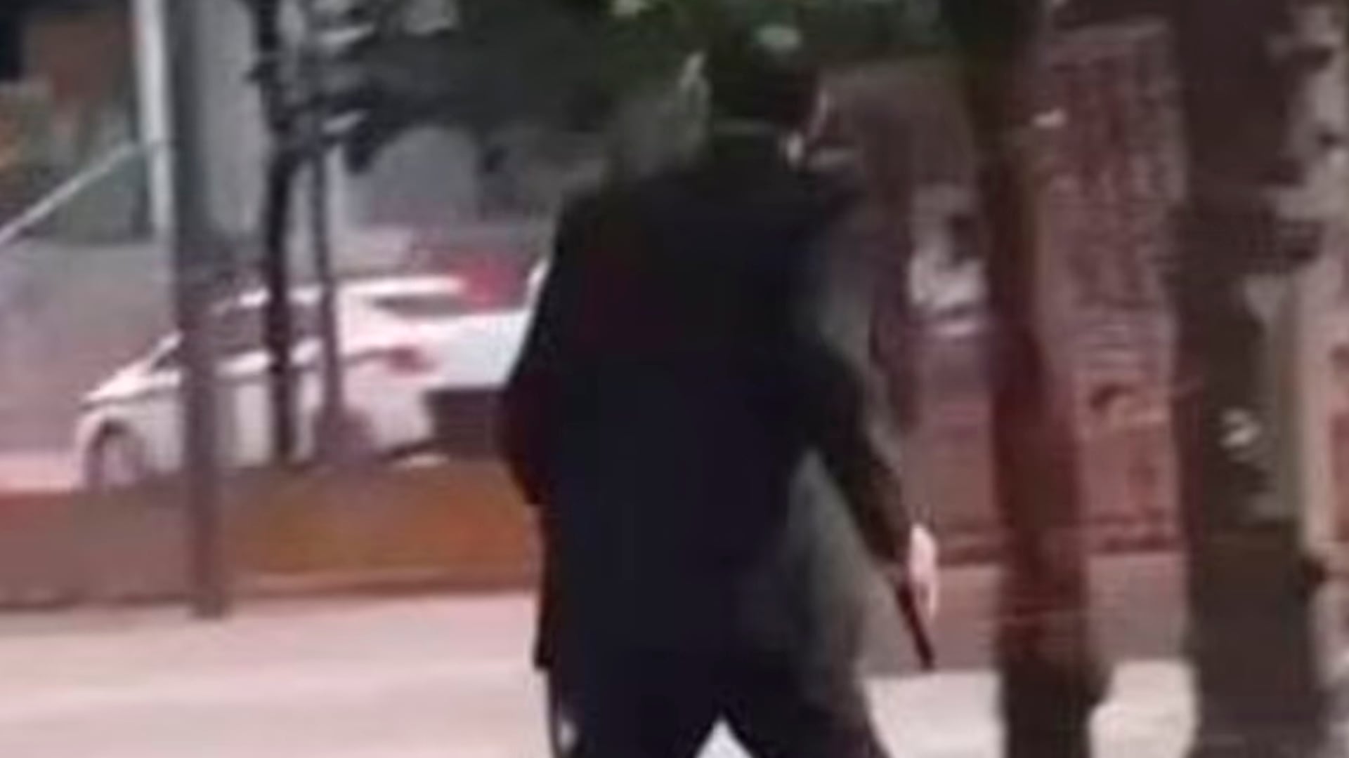 El hombre mientras corría por la plaza con el arma en la mano (NA)