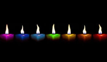 Las velas de colores encendidas