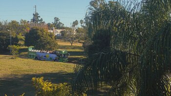 El bus turístico recorre espacios emblemáticos y revela la identidad patrimonial e histórica de la ciudad a través de un itinerario guiado para toda la familia (Turismo Concordia)