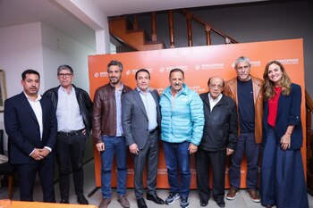 Ricardo Quintela junto a dirigentes