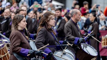 La Semana Santa madrileña finaliza en la Plaza Mayor al ritmo de la tamborrada
