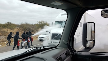 Delincuentes usan humo de extintores para detener vehículos y asaltar en la México-Puebla