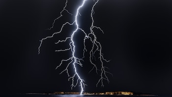 Rayo impacta en una casa