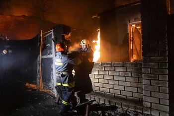 Los bomberos extinguen un incendio