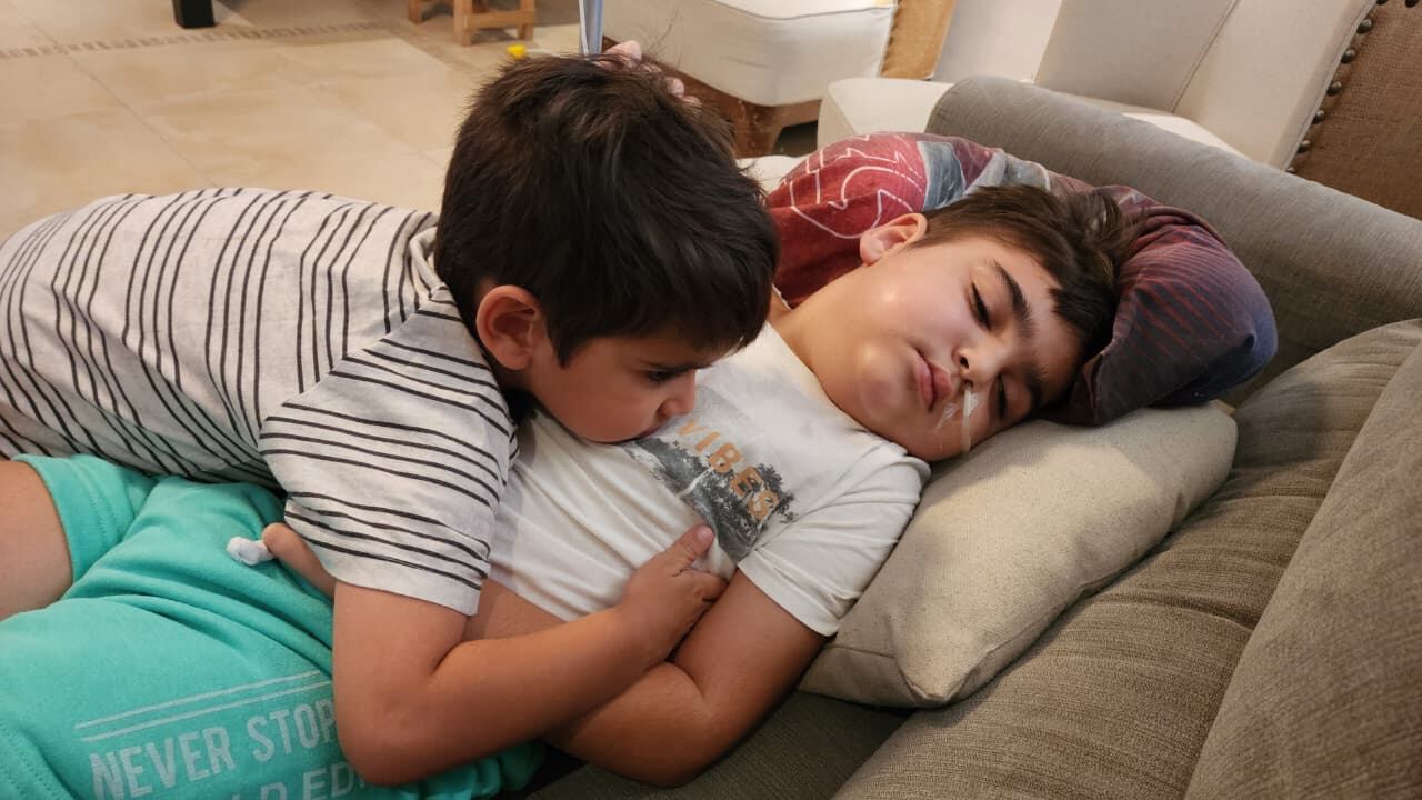 Beltrán y su hermanito Conrado. La adrenoleucodistrofia comenzó a manifestarse de forma sutil y fue confundida con otras condiciones