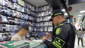 Golpe al contrabando en Bogotá: incautan 122 celulares robados en Perú y $600 millones en accesorios ilegales
