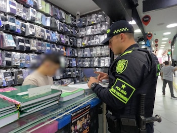 Las autoridades incautan más de 40.000 accesorios ilegales en operativos en Bogotá - crédito MEBOG