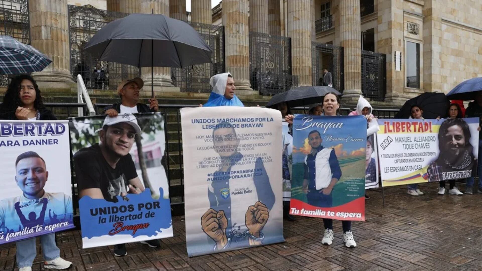 Familiares de colombianos detenidos en Venezuela realizan un plantón para exigir su liberación este miércoles, frente al Congreso de Colombia en Bogotá (Colombia). EFE/ Mauricio Dueñas Castañeda