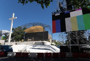 Este acto demostrativo, desarrollado por la Policía Nacional en el Paseo de la Castellana, 136 (Plaza de Lima), sirve para mostrar el despliegue especial de drones, sistemas de neutralización e inhibición de aeronaves no tripuladas y el control del espacio helicóptero para blindar el cielo de la capital ante los eventos multitudinarios programados.
