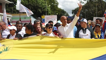 Maestros chavistas marchan por la