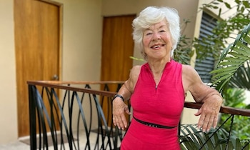 Joan MacDonald permanece activa a