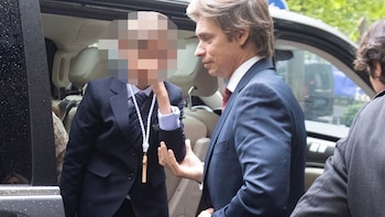 La familia de Carlos Baute al completo para celebrar la comunión de su hijo Markuss