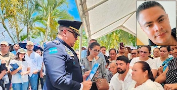Los actos incluyeron misas, ceremonias cristianas y guardias de honor para los agentes caídos. Arreglos florales y la Bandera Nacional acompañaron las despedidas de los policías fallecidos. (Foto: Redes sociales)