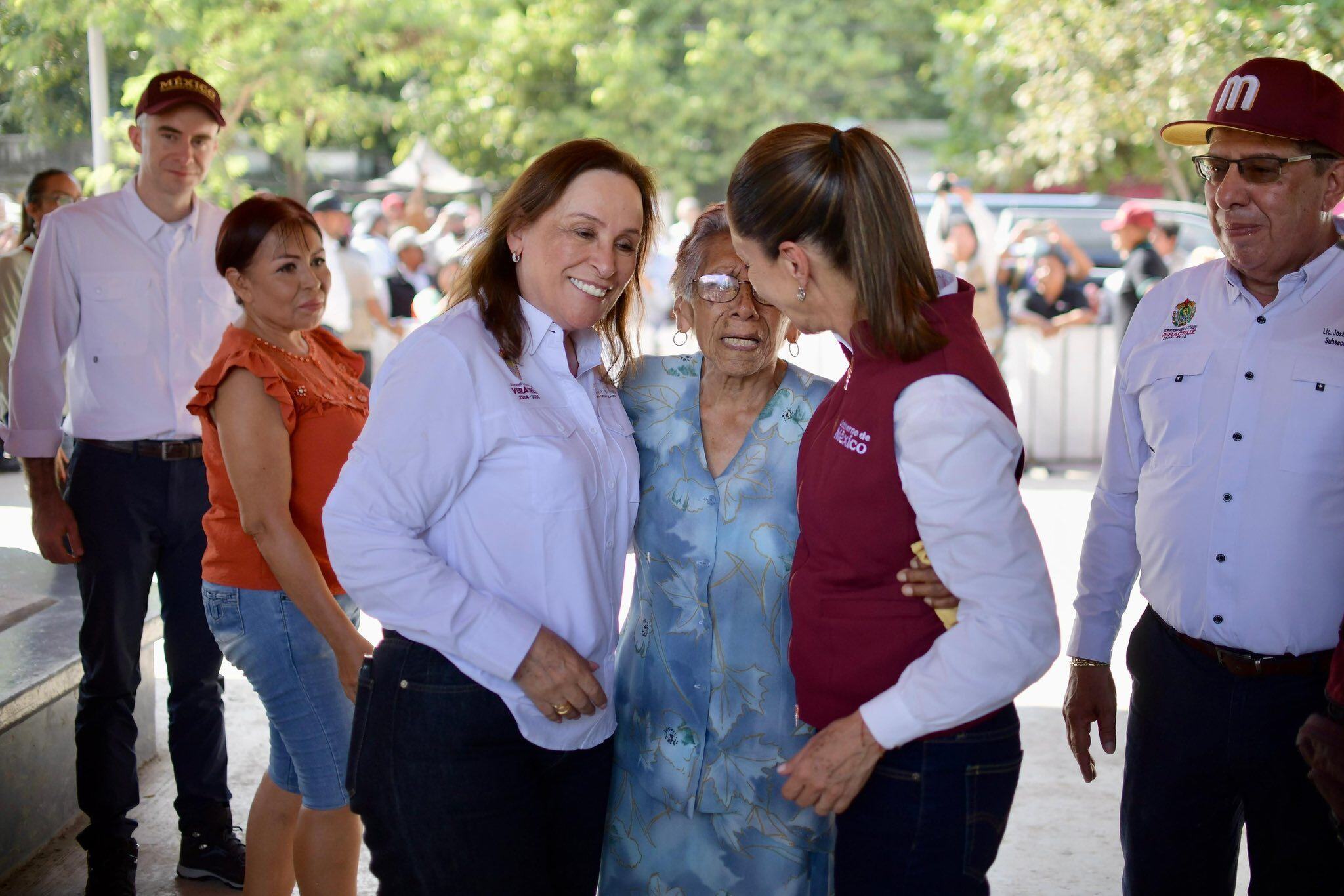 La presidenta y la Gobernadora fueron interceptadas con quejas por veracruzanos. (FB Rocio Nahle)
