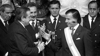 Cuando Alfonsín le entregó el