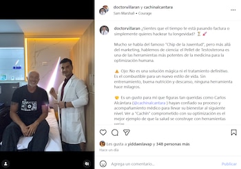 Carlos Alcántara posa sonriente junto