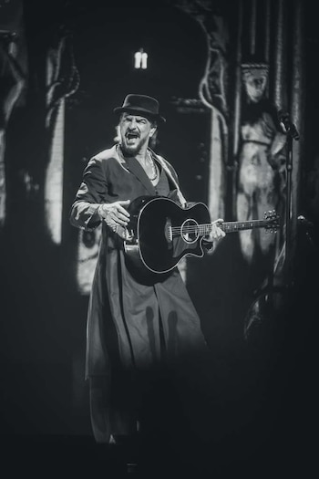 El setlist superó los 30 temas, con una particularidad: varias de sus canciones más conocidas llegaron con arreglos nuevos.