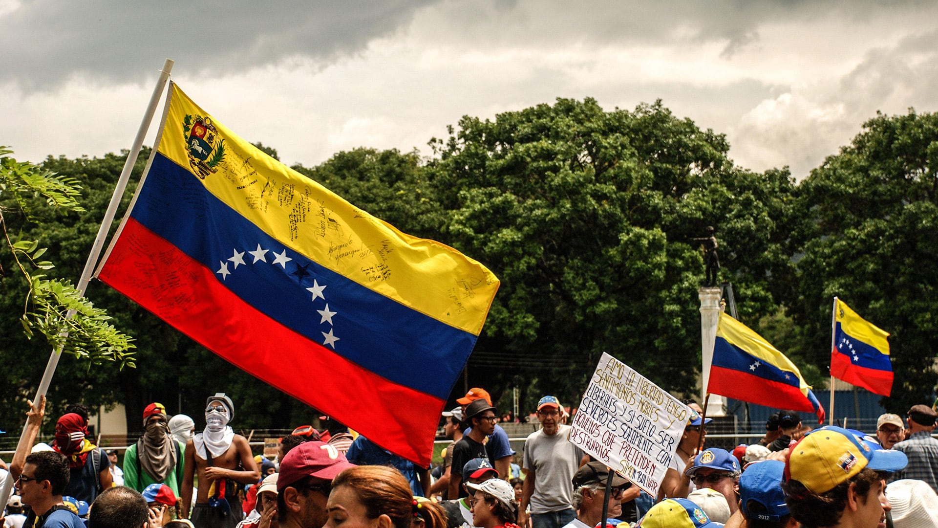 Venezolanos con banderas en una manifestación opositora (AP/Archivo)
